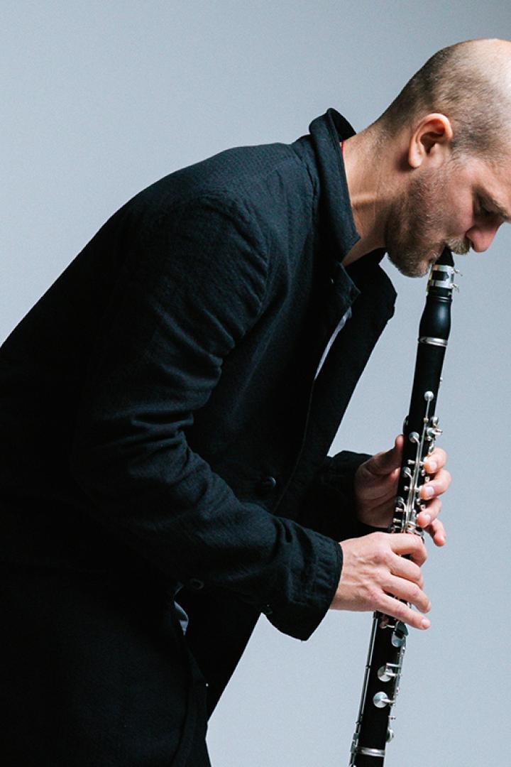 Christoph Zimper beim Klarinette spielen 