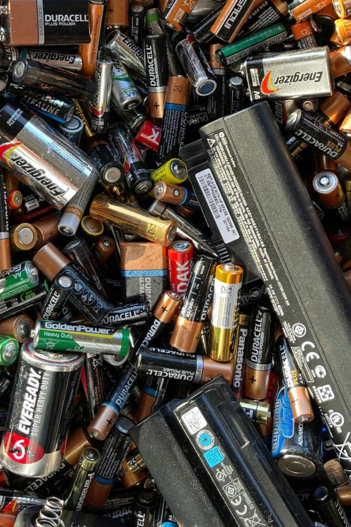 Viele Batterien und Akkus liegen auf einem Haufen