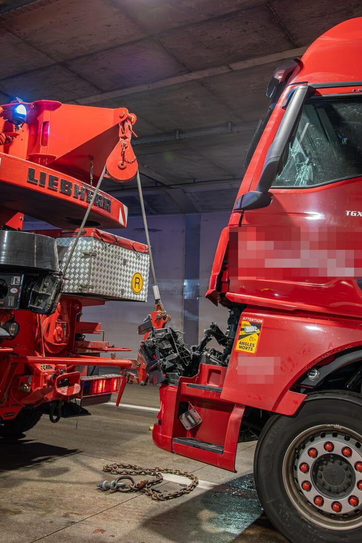Zwei Lkw nach einem Zusammenstoß mit Feuerwehrmännern
