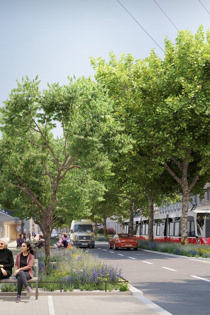 Eine belebte Straße mit Bäumen, einer Straßenbahn und Passanten auf dem Gehweg.