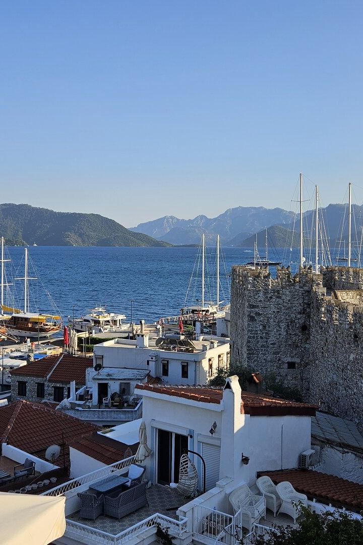 Blick auf das Meer in der Abendsonne in Marmaris, der beliebten Küstenstadt an der Ägäis.