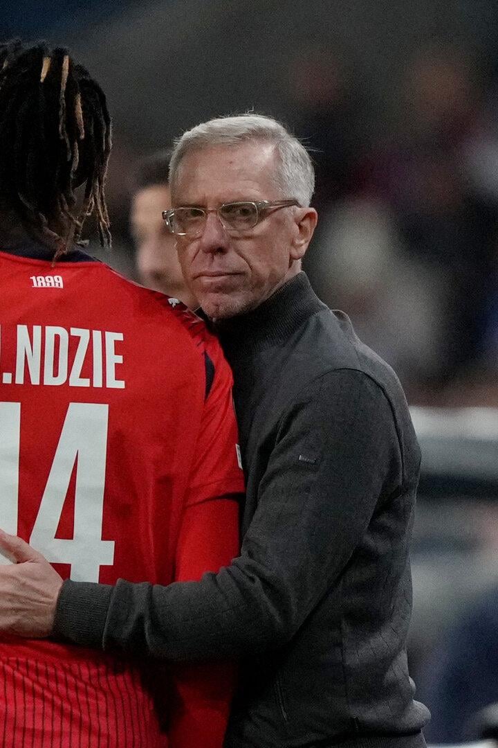 Rapid-Trainer Stöger spricht mit Ndzie