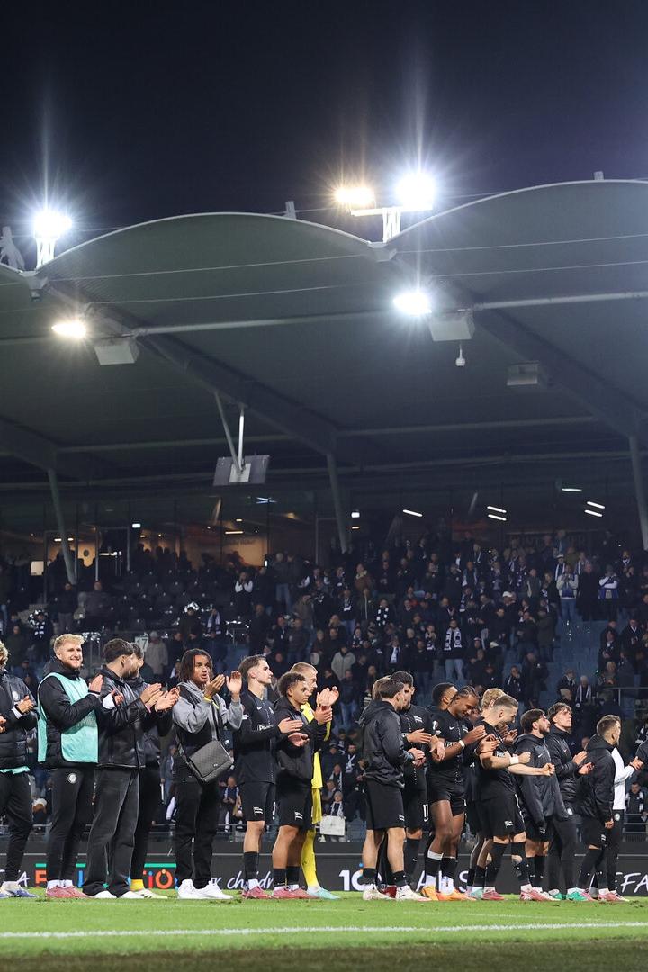 Die Sturm-Spieler feiern mit den Fans