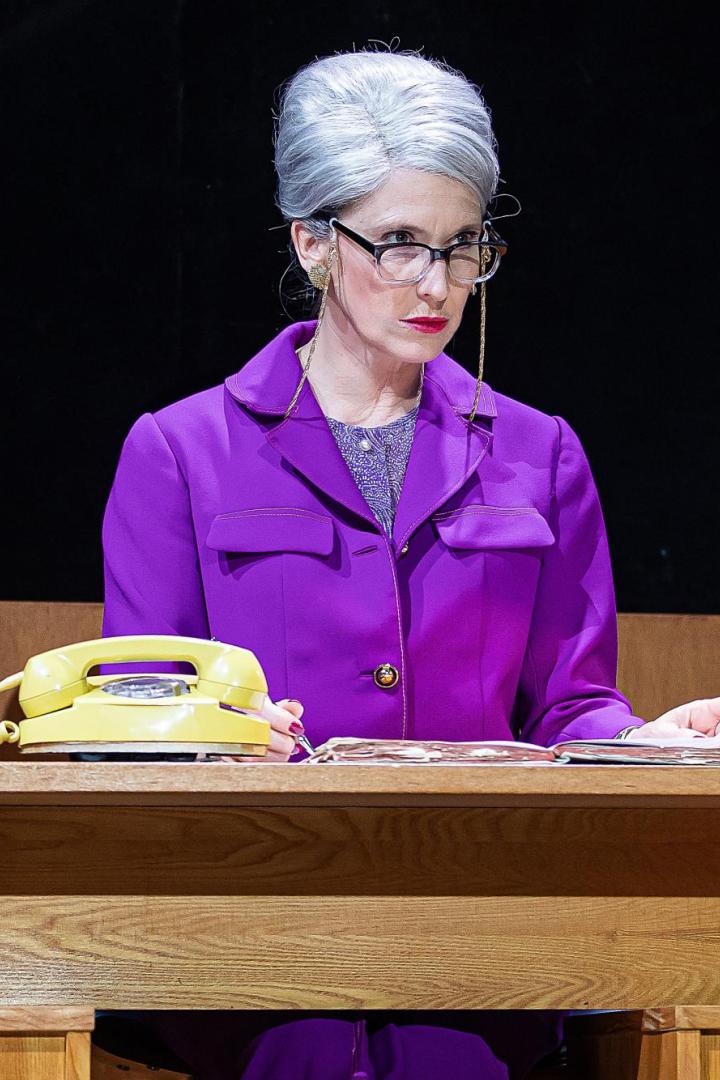 Maria Köstlinger als "Miss Scrooge" in der gleichnamigen Inszenierung