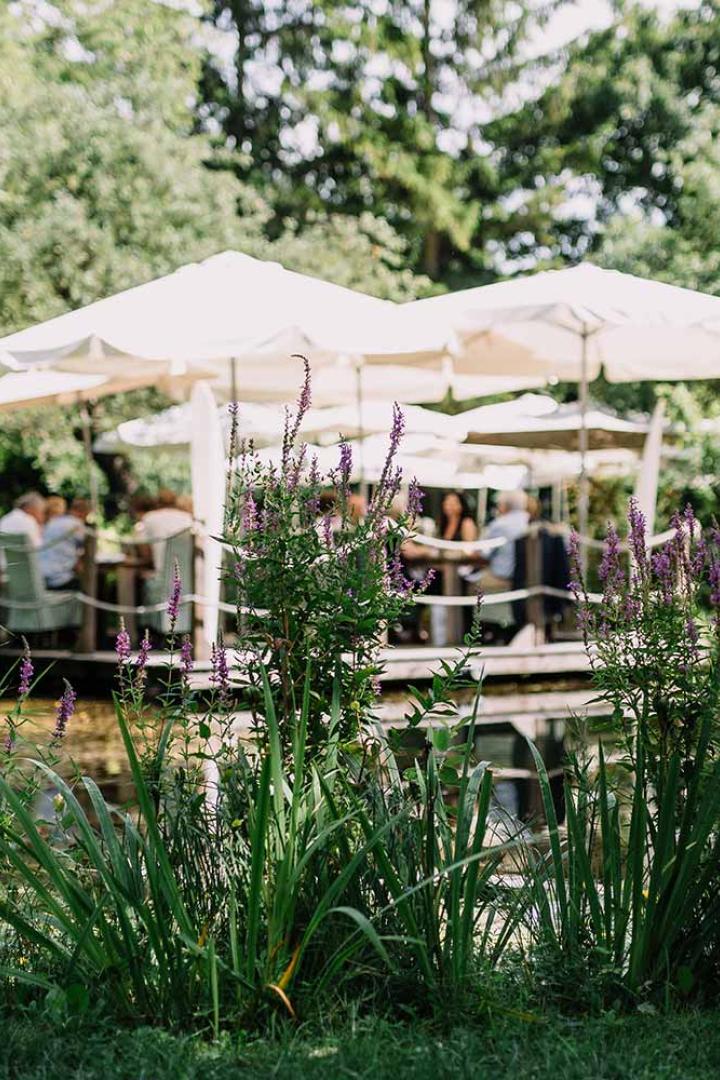Die Terrasse vom Lokal Stockerwirt mit umliegenden Teich 