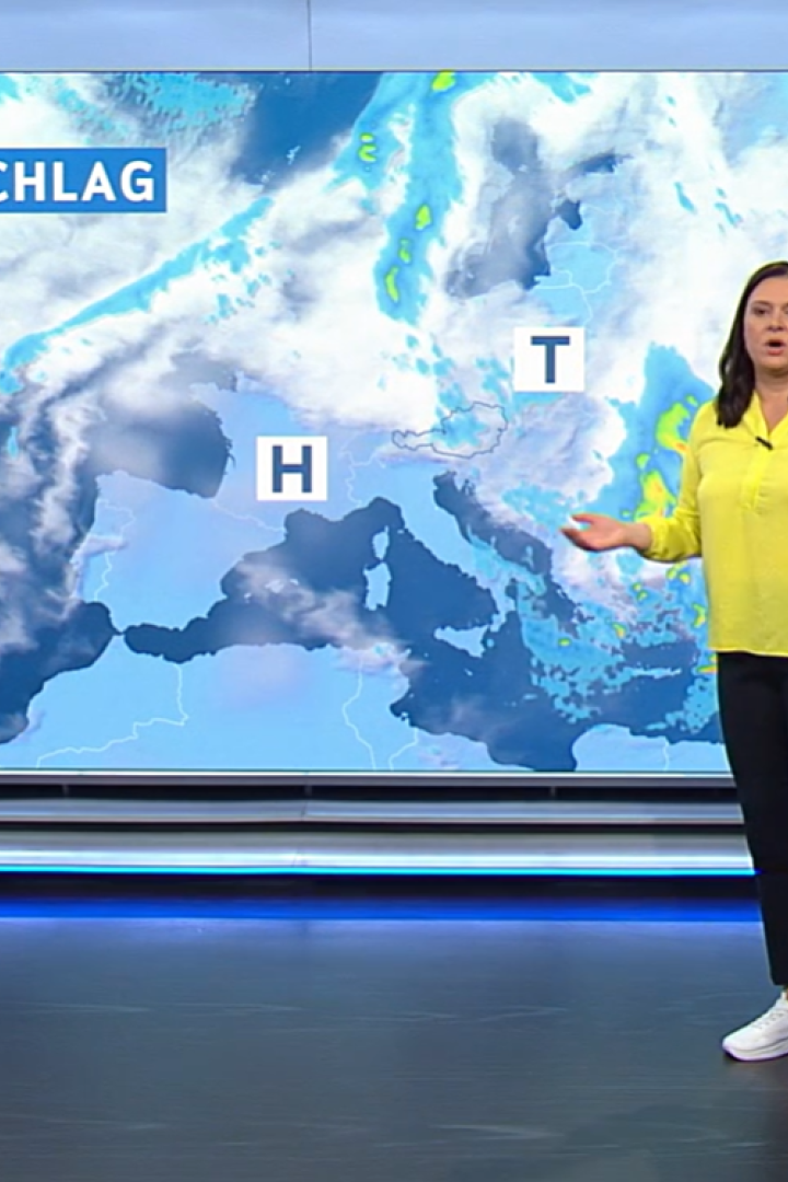 Frau in weißen Turnschuhen und mit neongelber Bluse vor Wetterkarte