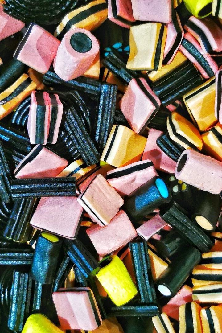 Eine bunte Mischung aus Lakritzschnecken und Lakritzkonfekt in verschiedenen Formen und Farben liegt durcheinander.