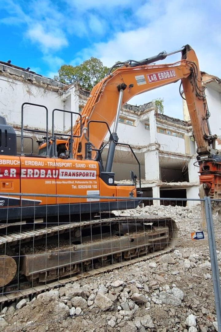Am Ende kommt der orange Bagger: In der Boltzmanngasse wird nach einer geheimnisvollen Pause fertig abgerissen.