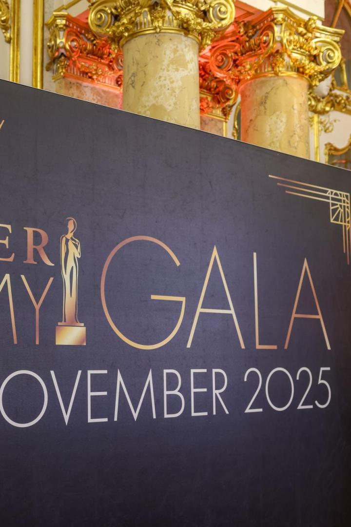 Ein großes Schild kündigt die Kurier Romy Gala am 28. November 2025 an, daneben steht eine goldene Statue.