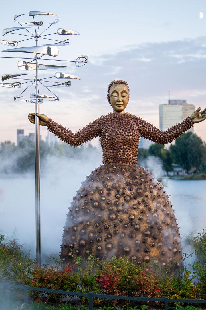 Eine Frau als Statue im neuen Kunstpark am Mühlschüttel. 