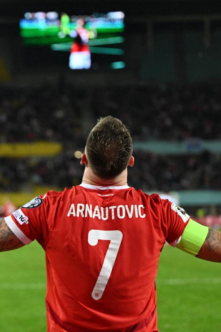 Arnautovic hebt auf dem Spielfeld die Arme vor jubelndem Publikum.