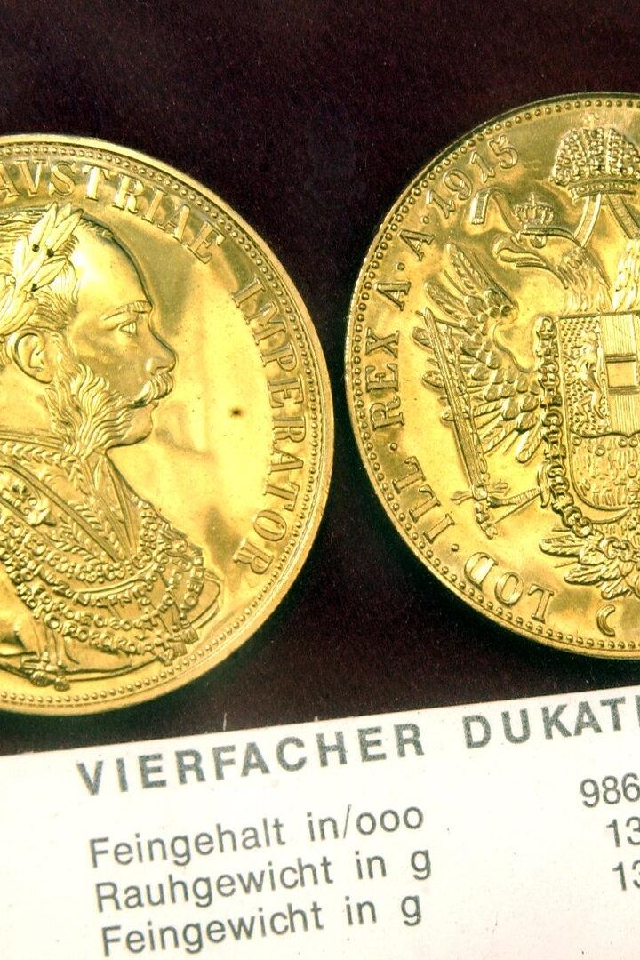 Zwei goldene Dukaten zeigen ein Herrscherporträt und einen Doppeladler mit Wappen, darunter Angaben zu Feingehalt und Gewicht.