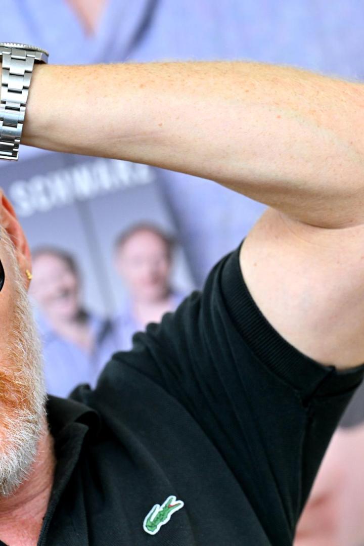 Mann mit Brille greift sich nachdenklich auf den Kopf.