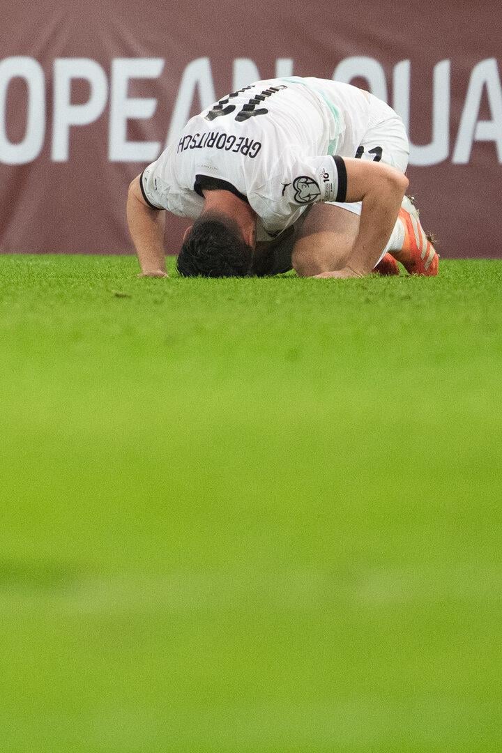 Michael Gregoritsch steckt den Kopf ins Gras, nicht in den Sand
