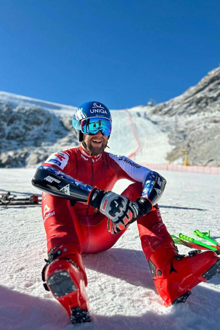 Ski-Star Marco Schwarz am Fuße des Rettenbachferners