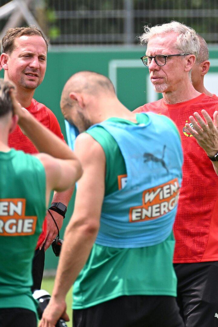 Rapid-Trainer Stöger (r.) und sein Team