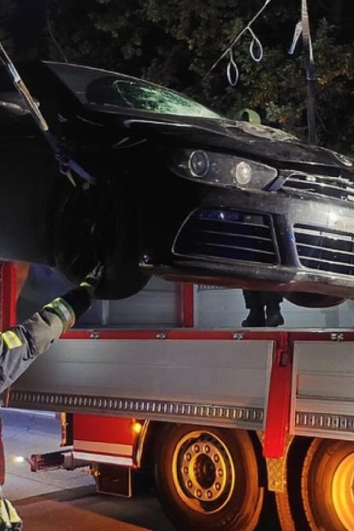 Ein schwarzes Auto wird von Feuerwehrleuten der Feuerwehr Oberpullendorf auf einen Lastwagen gehoben.