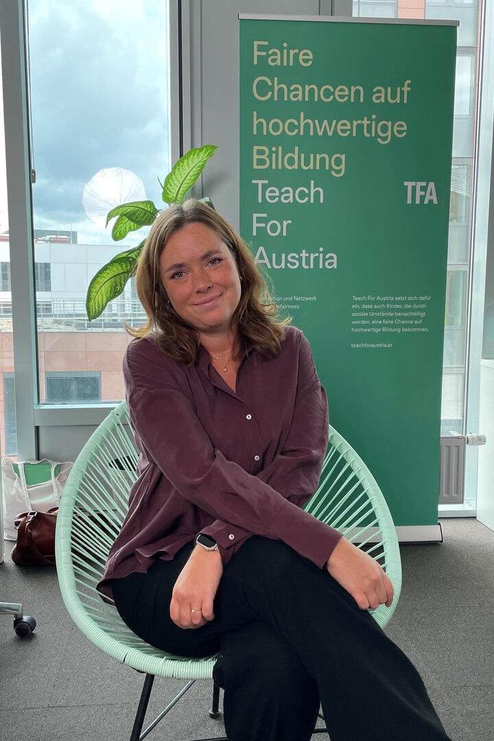 Die Mitarbeiterin von Teach For Austria an ihrem Arbeitsplatz