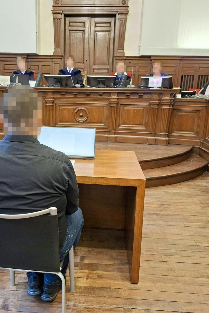 Mann sitzt im Gerichtssaal