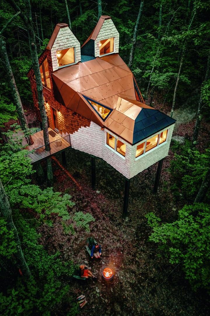 Das Gebäude ist so gebaut, dass es wie ein Fuchskopf aussieht - es ist Herbst und drinnen brennt Licht.