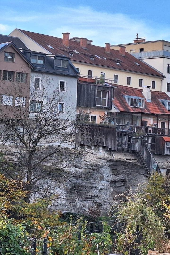 Zu sehen: die spektakulären Häuser auf den Steilufern über dem Fluss Ybbs.