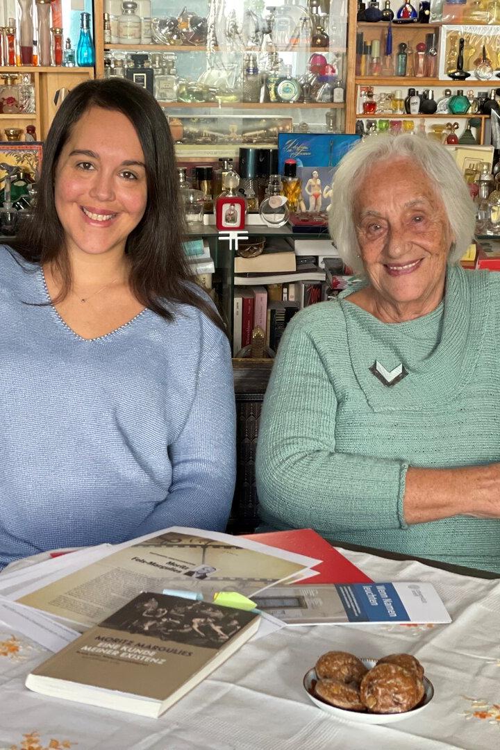 Jeanette Mayrhofer-Berger und Mira Mayrhofer sitzen nebeneinader.