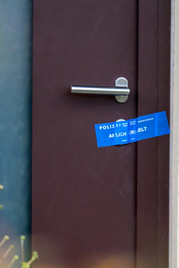 Eine dunkle, versiegelte Eingangstür,