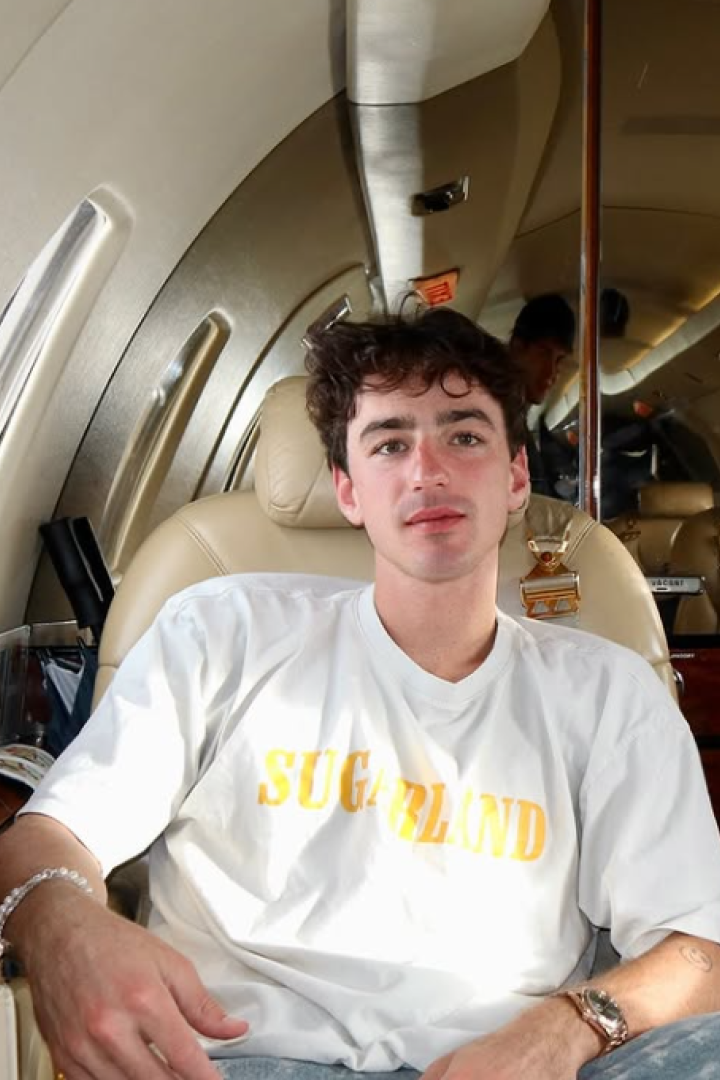 Ben Bader sitzt in einem Privatjet