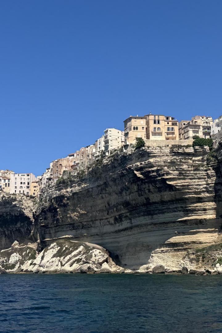 Korsika: Häuser auf Klippen über dem Meer