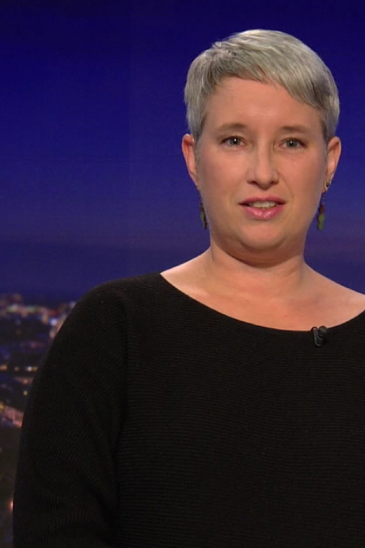 Elke Höfler bei ihrem Besuch in der ZiB2.