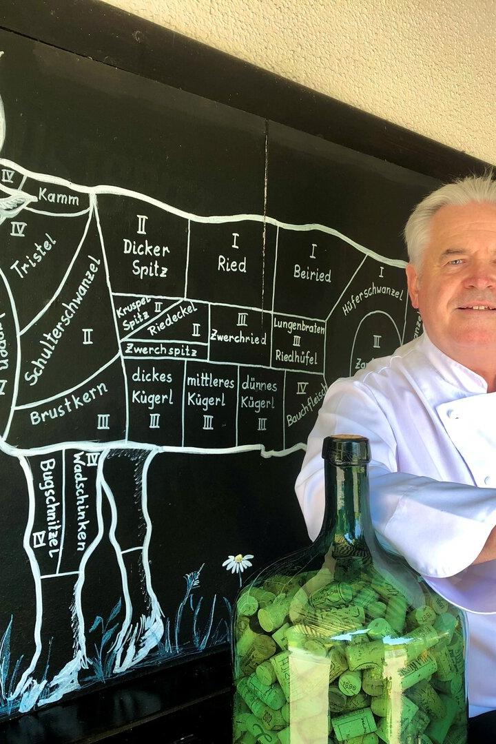 Der Wirt Hannes Tschemernjak steht in seinem Lokal "Tschebull". 