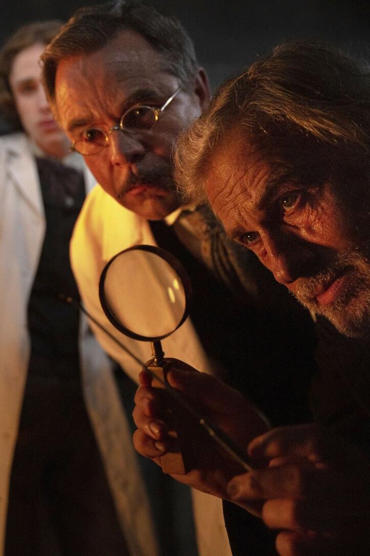 Christoph Waltz mit einem Vergrößerungsglas.