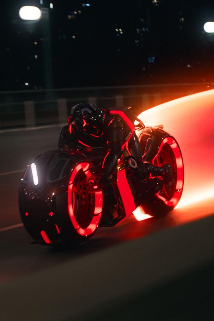 Ein Light Cycle aus dem Film Tron. Das Motorrad hat Räder ohne Speichen, ist rasant, der Fahrer verschmilzt damit und das Bike zieht einen Lichtstrahl hinter sich her.
