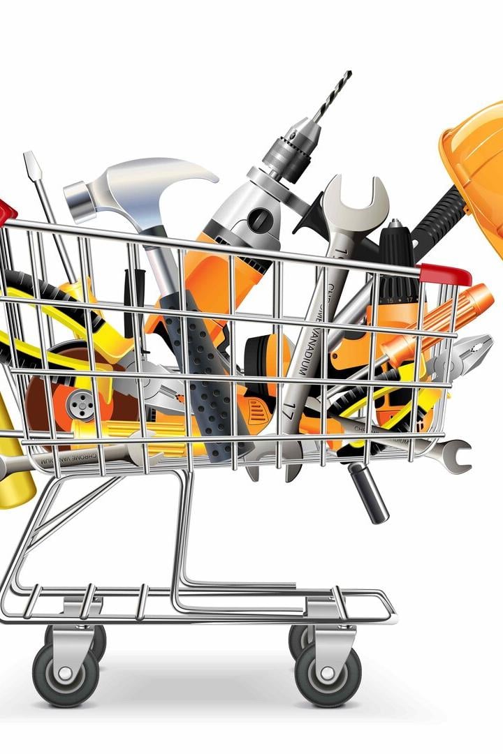 Ein Einkaufswagon voll mit Werkzeugen: Hammer, Bohrer bis zu Helm und Zange.