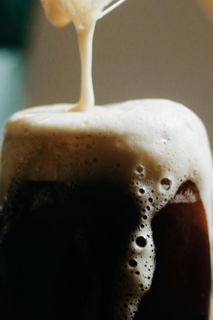 Glas voll Bier schäumt über