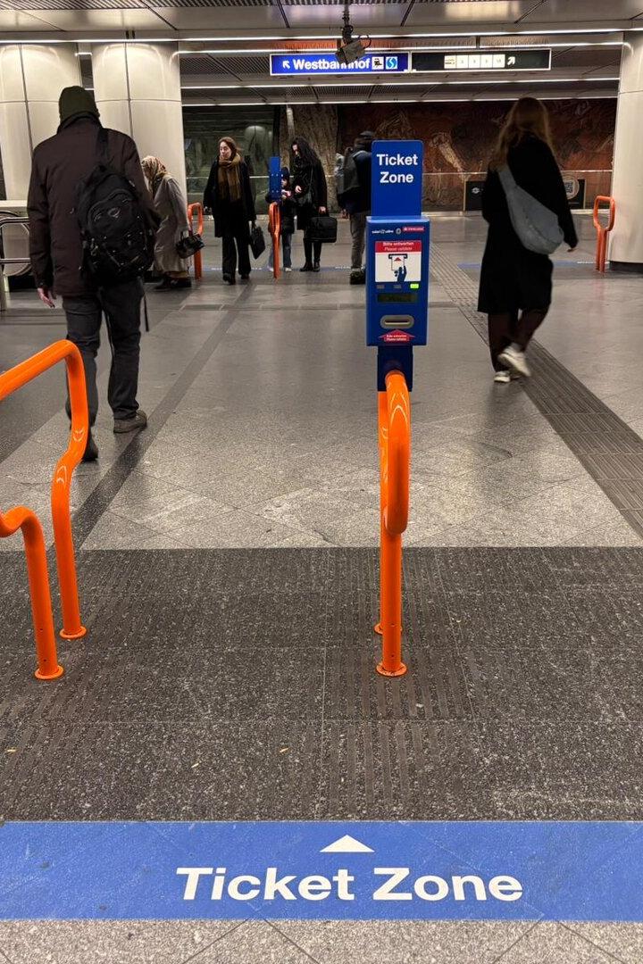 In einer U-Bahn-Station weist eine blaue Markierung auf eine Ticketzone hin.