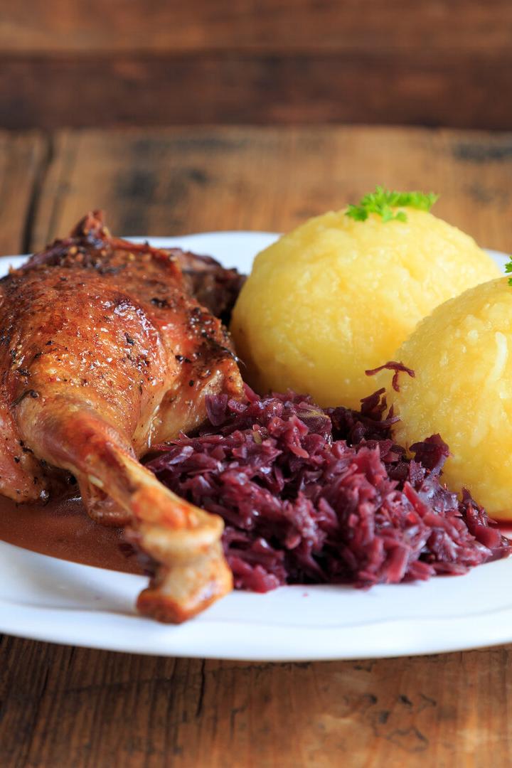 Zum traditionellen Martinigansl gehören Rotkraut und Kartoffelknödel