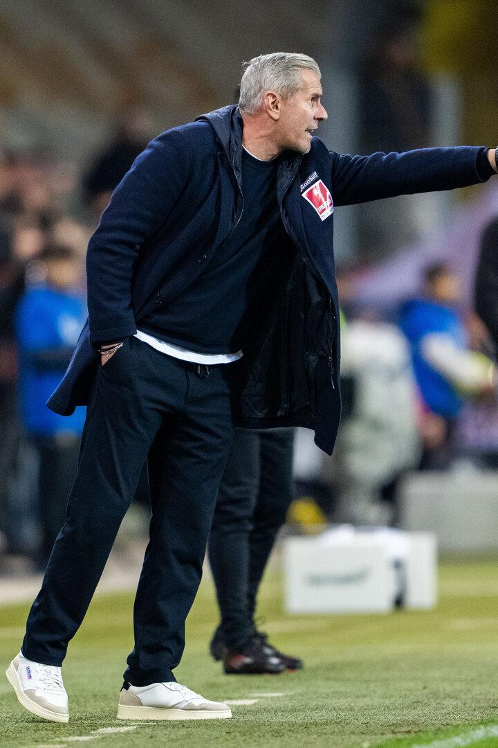 SKN-Trainer Cem Sekerlioglu gibt Anweisungen