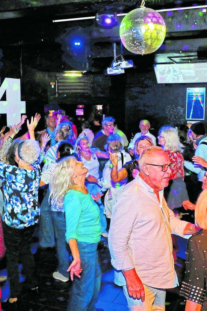Senioren feiern auf der Tanzfläche des U4.