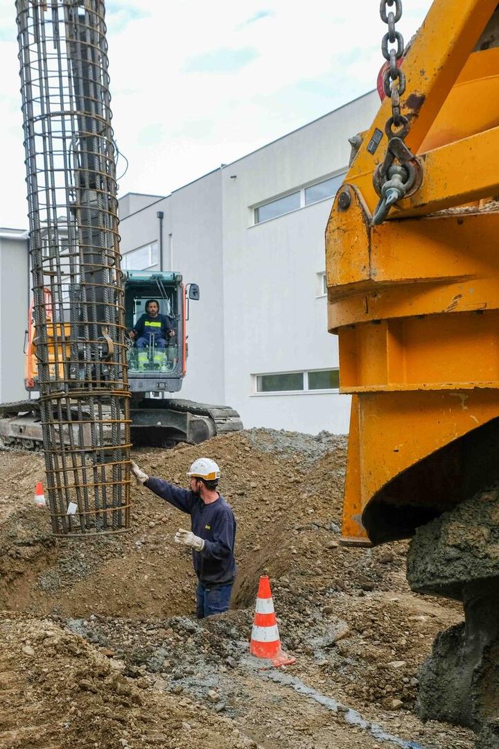 Mit schwerem Gerät wird am viergleisigen Ausbau der Südbahn in Wiener Neustadt gearbeitet.