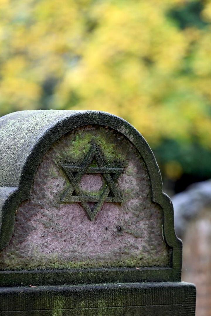 Jahrestag Pogromnacht - Jüdischer Friedhof Köln
