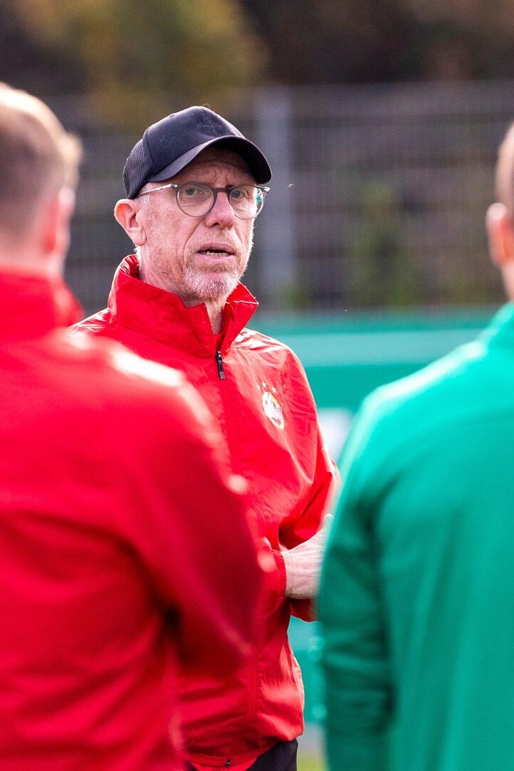Trainer Peter Stöger will in der Länderspielpause bei Rapid umbauen