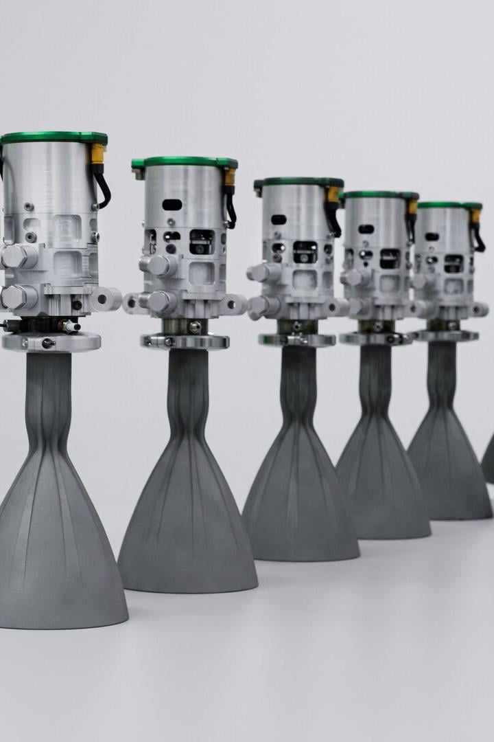 Sechs Raketenantriebe stehen nebeneinander