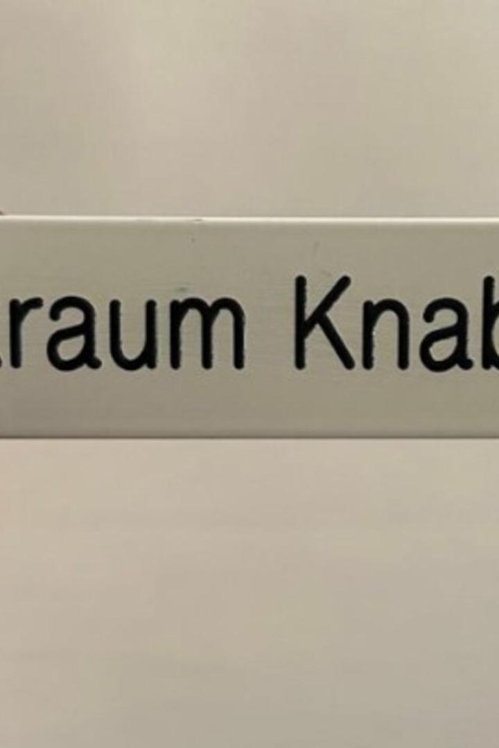 Michaela List-Ebner behält das Schild als eine Art "Trophäe"