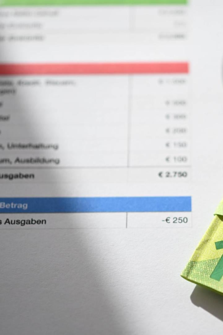 Geldscheine und eine Finanzkalkulation.