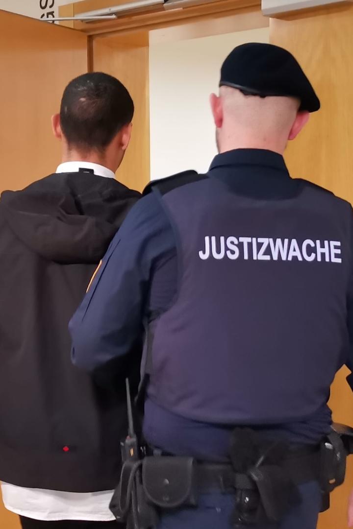 Angeklagter wird von Justizwachebeamten in den Verhandlungssaal geführt.