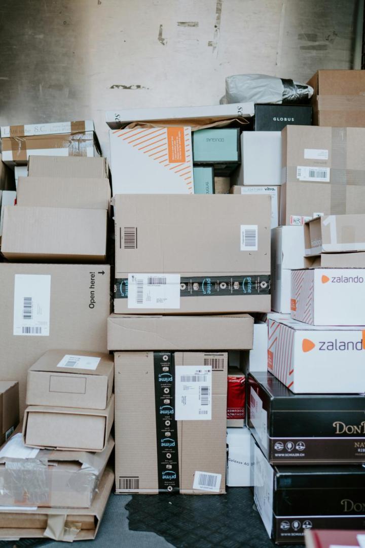 Mehrere Pakete in einem Lieferwagen