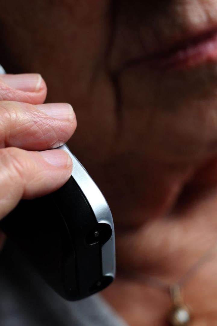 Ältere Frau hält ein Handy ans Ohr