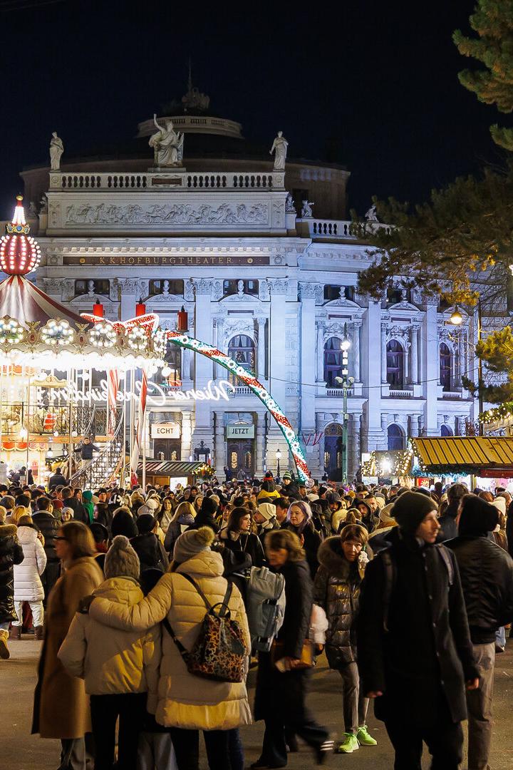 Der gute besuchte Weihnachtsmarkt am Rathausplatz.