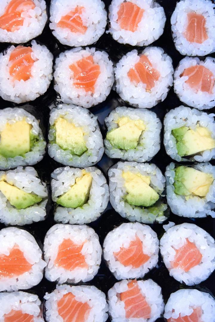 Lach- und Avocado-Maki liegen aneinandergereiht